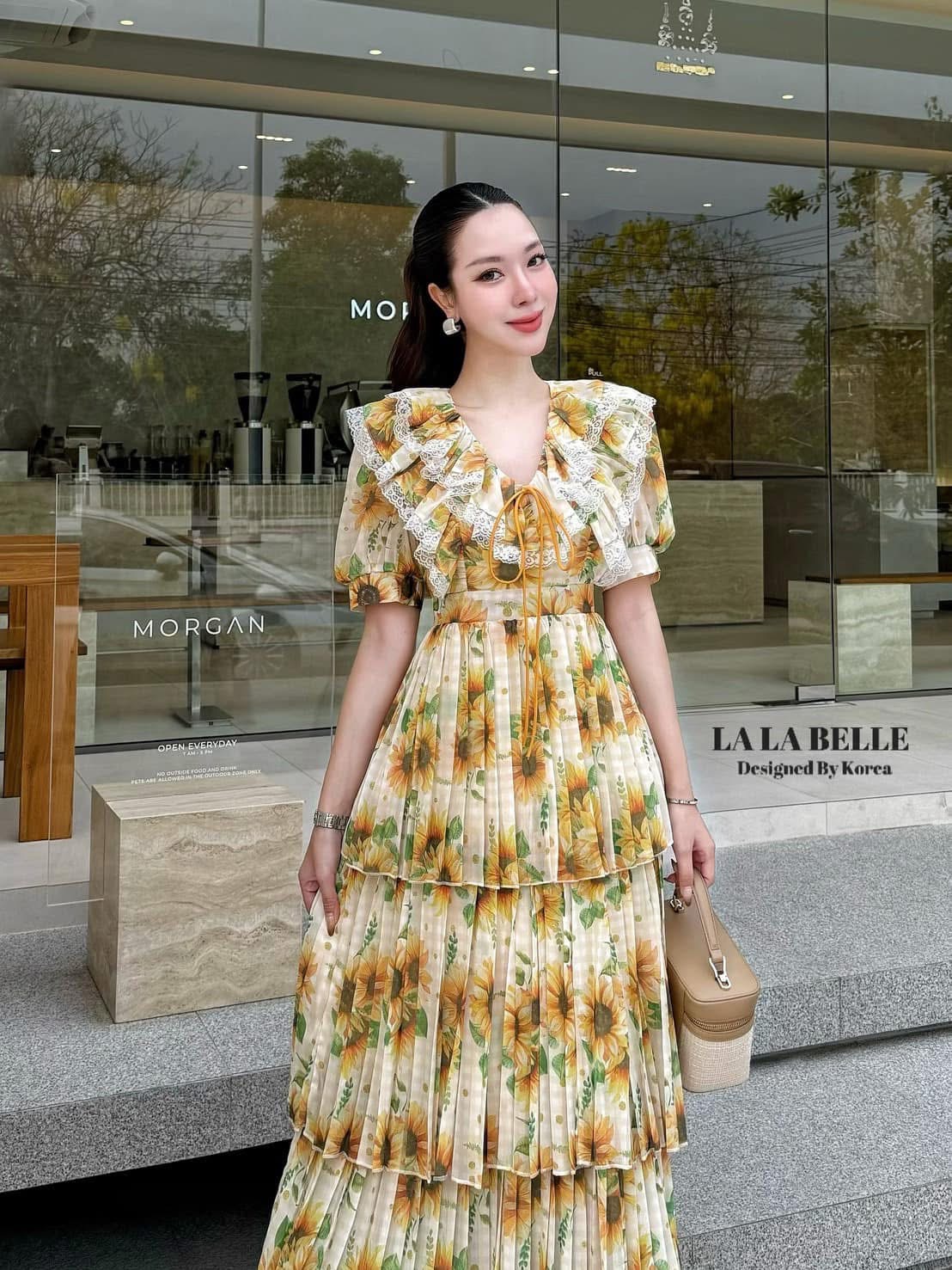 แม็กซี่เดรสลายดอกไม้น่ารักมากคอวีมีสายผูกโบว์แต่งระบายจับจีบช่วงคอและข้างๆคอแขนตุ๊กตาเอวเข้ารูปกระโปรงพีทจับจีบรอบ3ชั้นสวยๆมีซับในถึงปลายชุดใช้ผ้าเยอะมาก ใส่สบาย : สินค้าคุณภาพ (พร้อมส่ง)