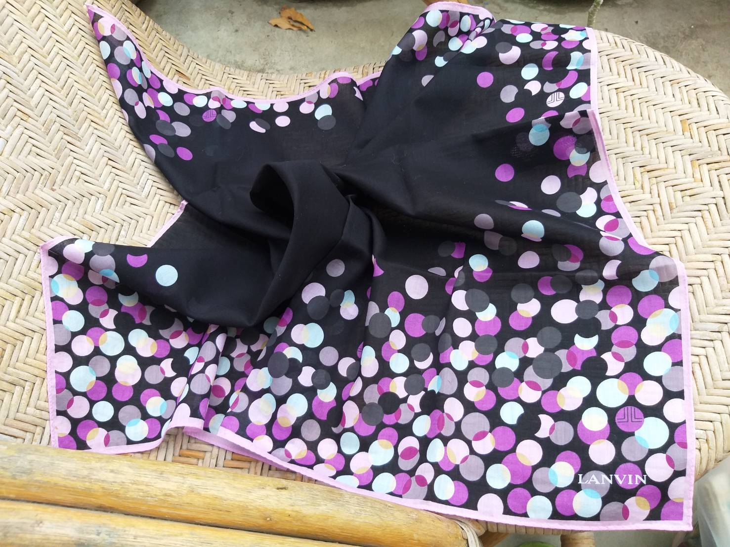 ผ้าเช็ดหน้าผืนใหญ่มาก แบรนด์เนม LANVIN