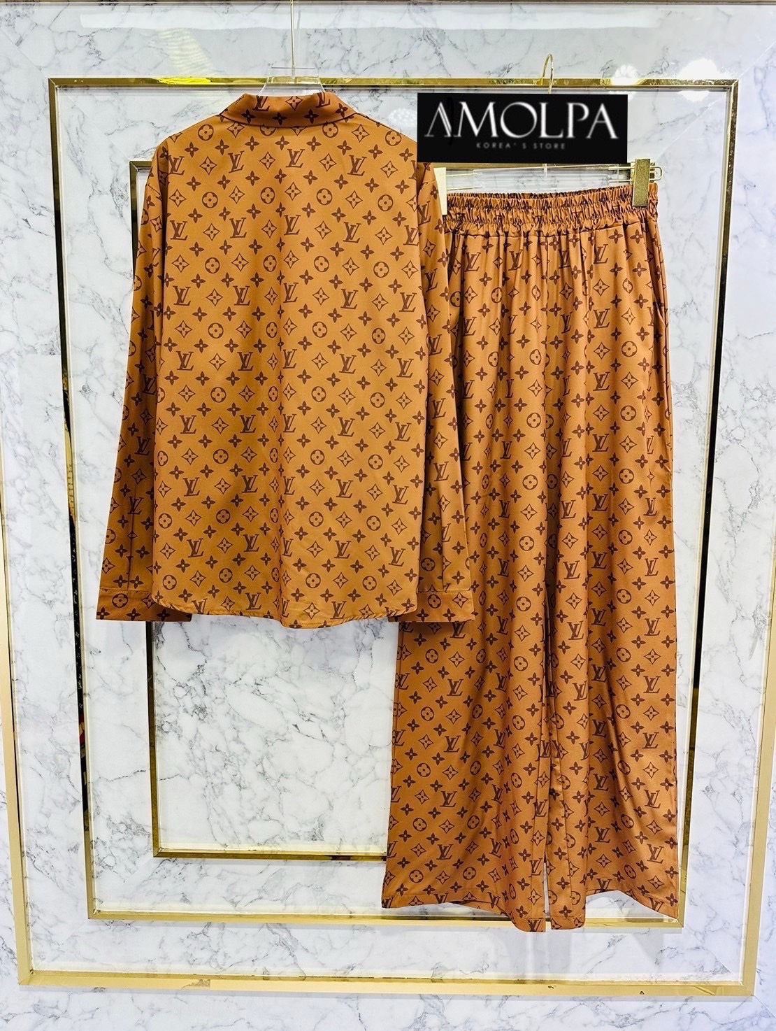 SET PAJAMAS LV งานใหม่ ตัวเสื้อเป็นเชิ้ต LOUIS VUITTON เด่นเป็นสง่า มาพร้อมกางเกงขายาว ใส่เข้ากันลงตัว งานน่ารักมาก ผ้าดี๊ดีย์ เนื้อผ้าดีมากๆค่ะค๊าลูกค้า ใส่แล้วเย็นๆ ใส่สบาย : สินค้าคุณภาพ (พร้อมส่ง)