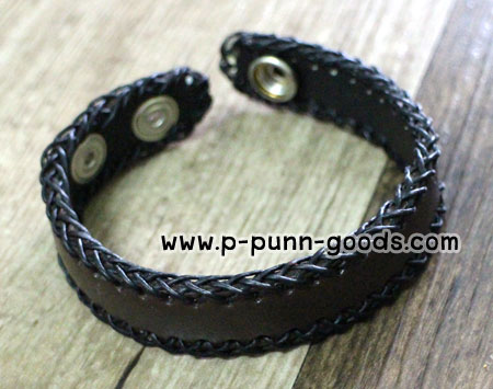 ข้อมือสายหนังถักขอบ