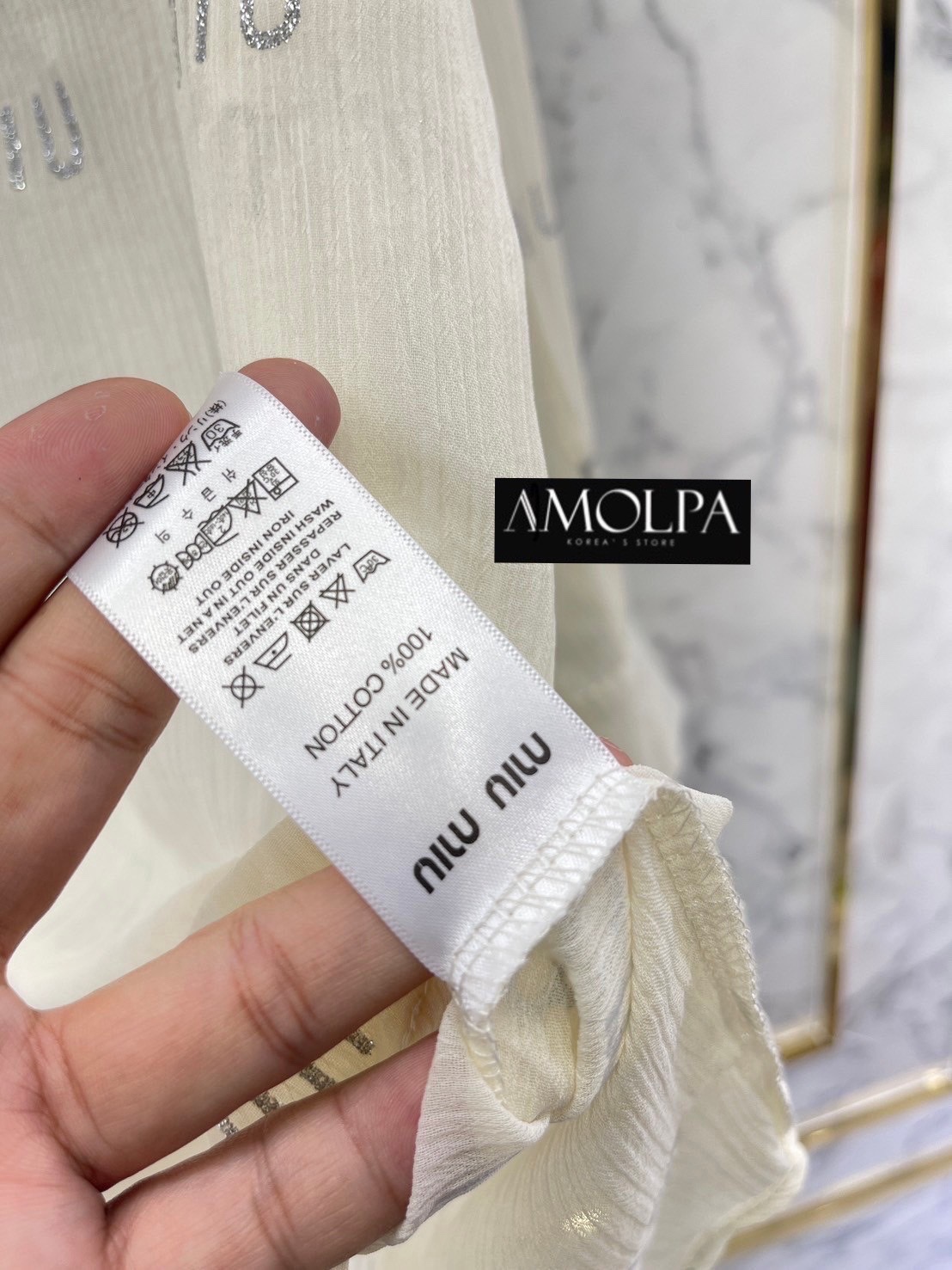 เสื้อเชิ้ตซีทรู MIU MIU หน้าสั้น หลังยาว ปิดก้น ปิดสะโพก สวยหรูดูแพง แสงออก ดีเทลละเอียดทุกจุด ลายใหม่ ใส่สบาย : สินค้าคุณภาพ (พร้อมส่ง)