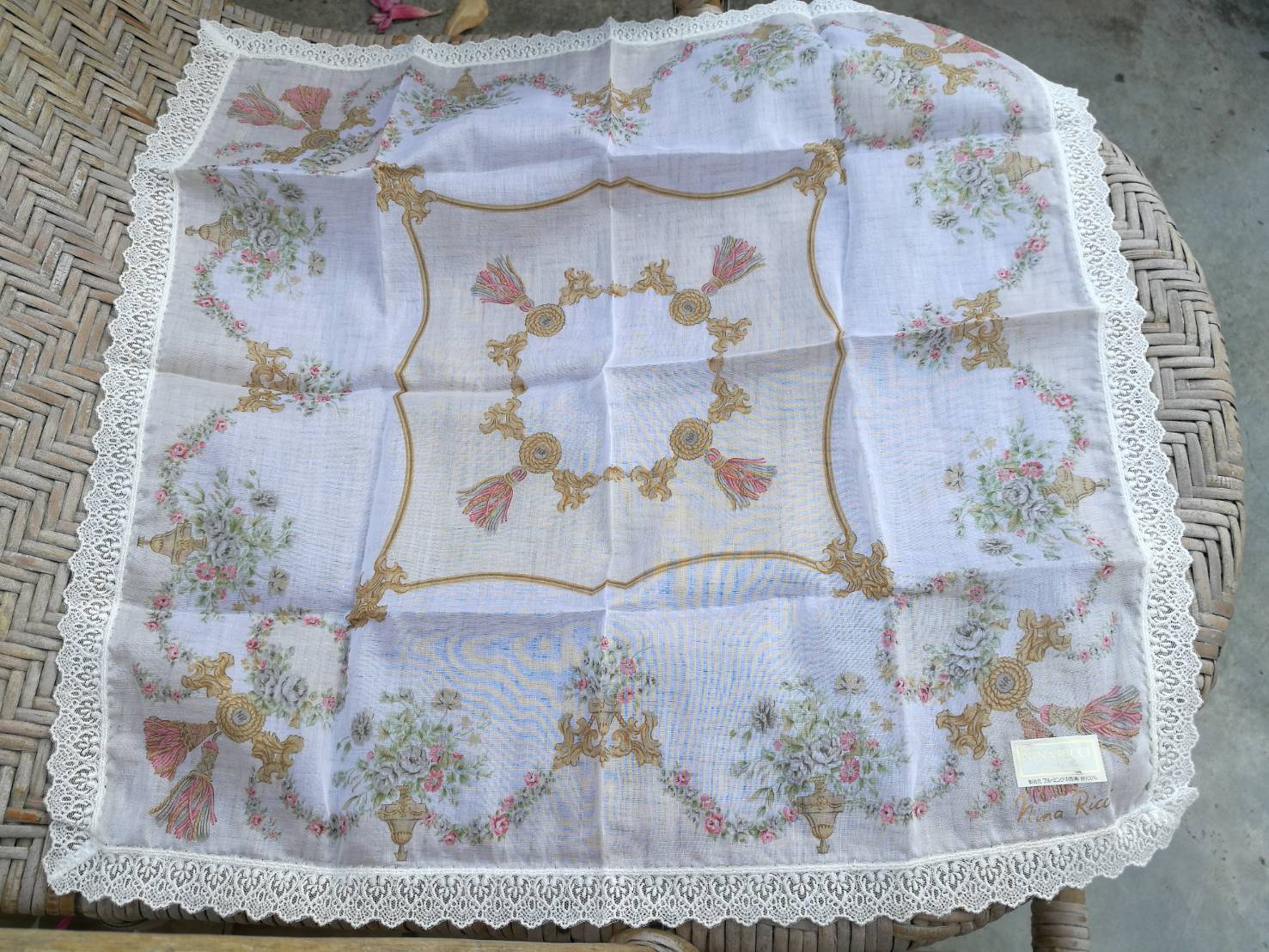 ผ้าเช็ดหน้า NINA RICCI ขอบลูกไม้