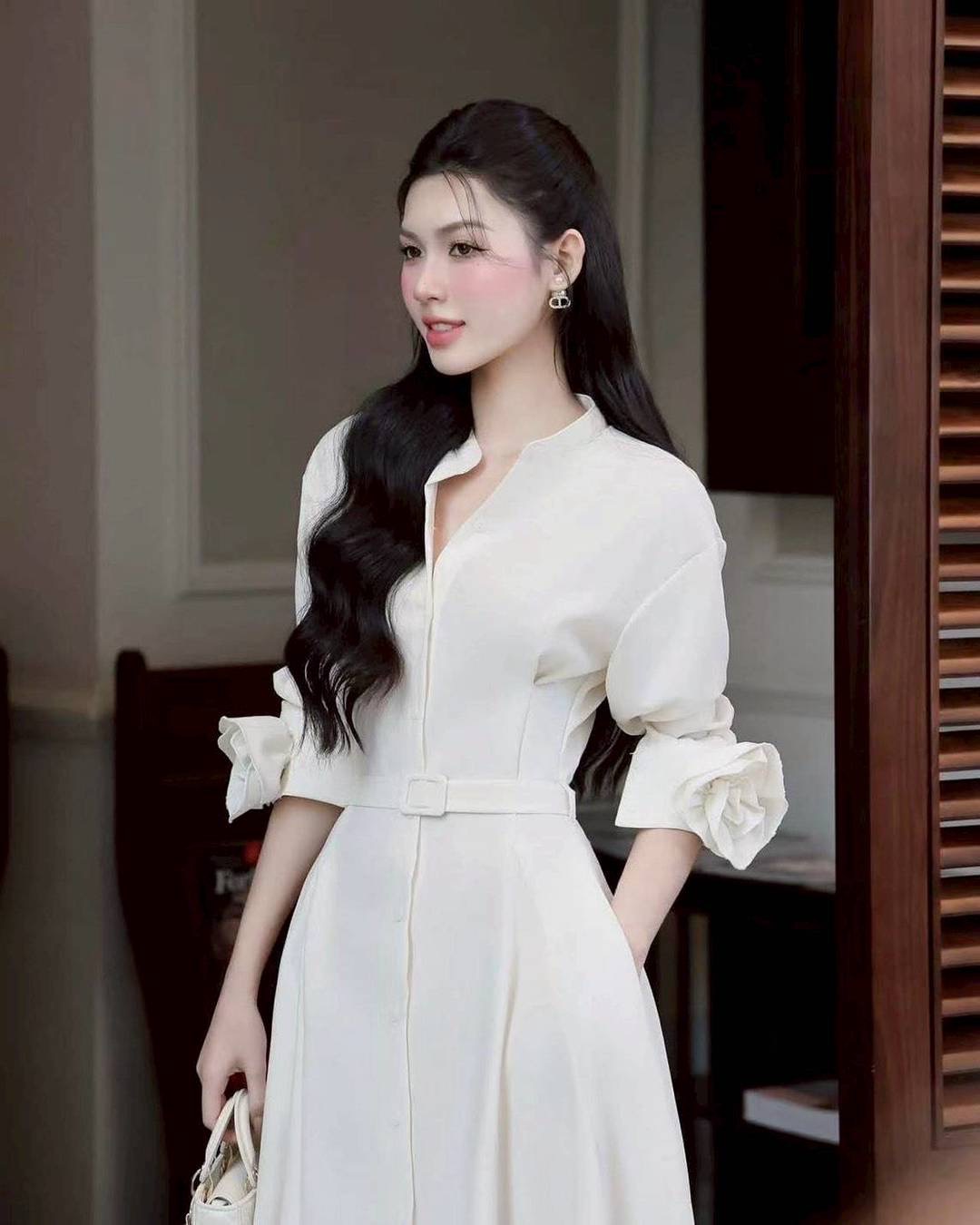 Maxiเดรสคอจีนแขนยาว สีขาว ทรงสวย มีเข็มกลัดดอกไม้3Dดอกใหญ่ที่ปลายแขน เพิ่มมิติให้กับชุด ช่งกระโปรงพริ้วสวย ด้านหน้าแต่งกระดุมเรียงยาวใช้งานได้จริง และมาคู่เข็มขัดใส่ปรับเข้ารูปให้ทรงสวย ใส่สบาย : สินค้าคุณภาพ (พร้อมส่ง)