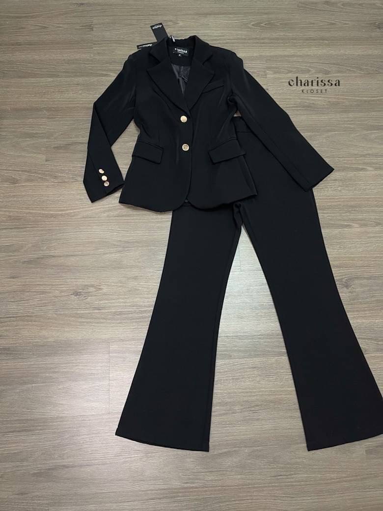 set suit เสื้อ+กางเกง ตัวเสื้อแต่ฃกระดุมทอง 2 เม็ดติดได้จริง กระเป๋าจริง มีซับในทั้งตัวค่ ะ ปลายแขนเสื้อแต่งกระดุม มาพร้อมกับกางเกงขาบานปลายเล็กน้อยทรงflare ซิปหลัง สินค้าคุณภาพ (พร้อมส่ง)