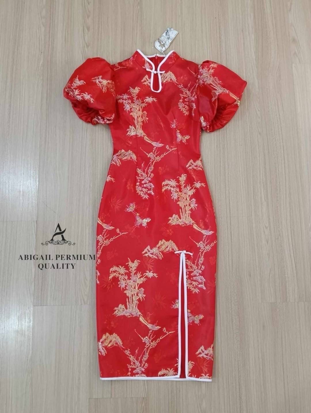 เดรสยาวกี่เพ้าเข้ารูป คอจีนแขนตุ๊กตาเนื้อผ้าซาติน ผิวมัน เนื้อผ้าหนาแน่นฝุดๆ เดรสปักลายสีทองทั้งตัว มีฟองน้ำในตัว ผ่าข้าง ซิบหลัง ใส่สบาย : สินค้าคุณภาพ (พร้อมส่ง)