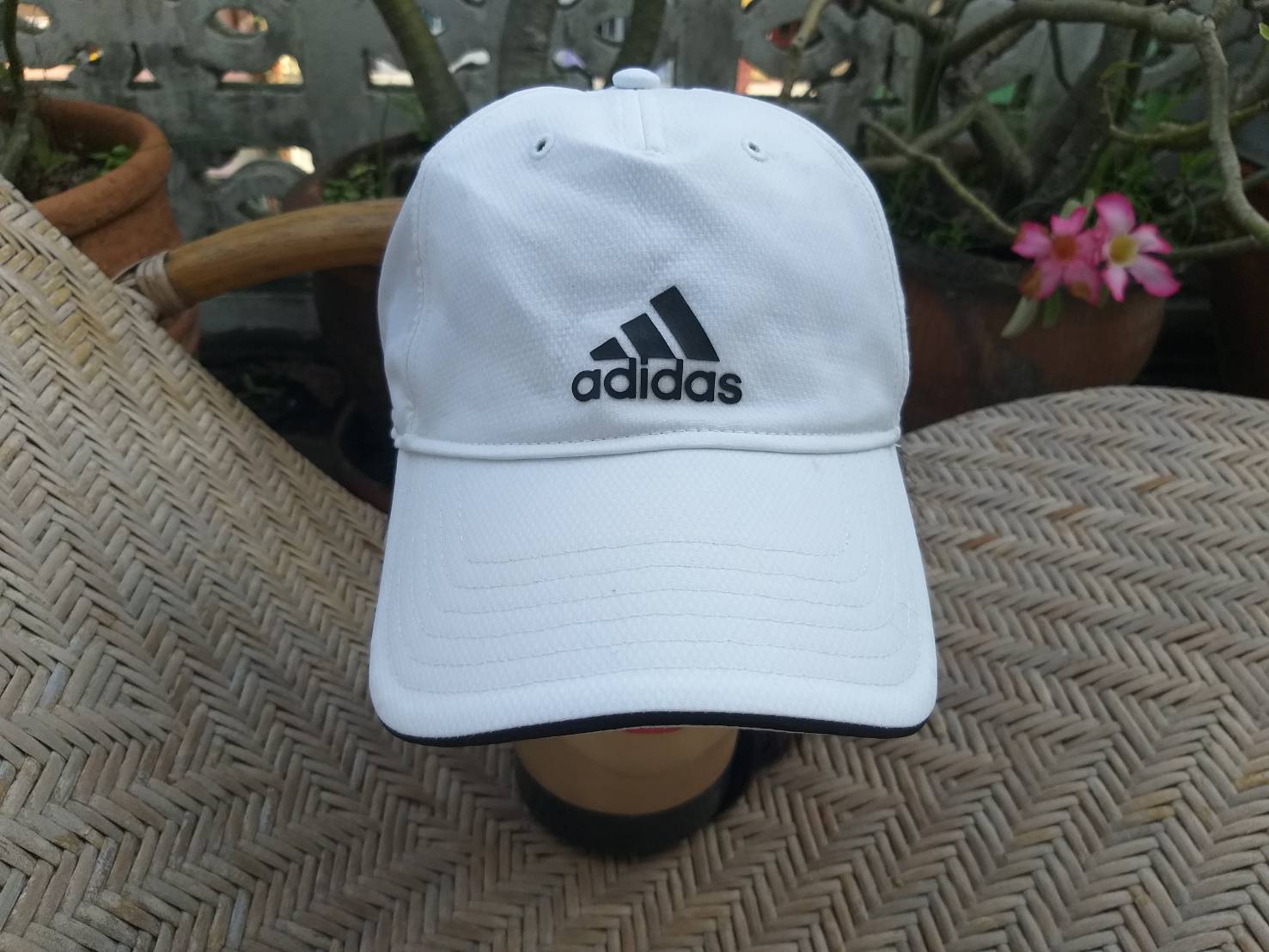 หมวกแก๊ป adidas สีขาว