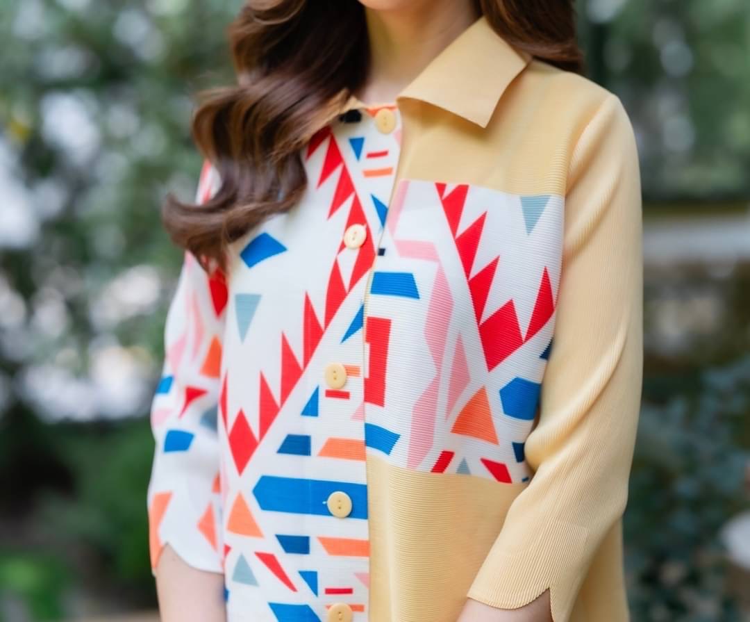 เสื้อเชิ้ตผ้าอัดพลีทลายกราฟฟิกผสมผสาน ลายเส้นสีสันทำออกมาได้อย่างลงตัว ผ้ายืดหยุ่นได้ทั้งตัว เสื้อคลุมเนื้อแน่นๆ : สินค้าคุณภาพ (พร้อมส่ง)