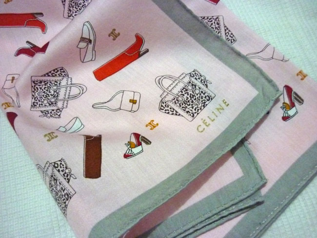 ผ้าเช็ดหน้าแบรนด์เนม CELINE ผ้าดีมาก ผืนใหญ่ น่ารักค่ะ