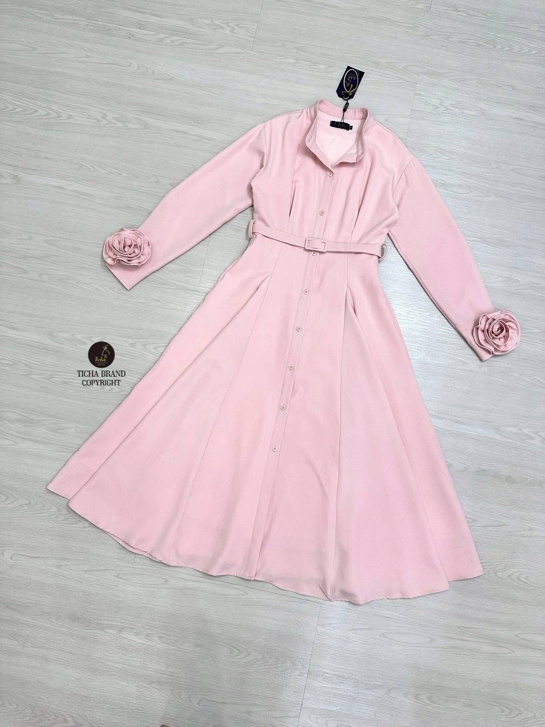 Maxiเดรสคอจีนแขนยาว สีขาว ทรงสวย มีเข็มกลัดดอกไม้3Dดอกใหญ่ที่ปลายแขน เพิ่มมิติให้กับชุด ช่งกระโปรงพริ้วสวย ด้านหน้าแต่งกระดุมเรียงยาวใช้งานได้จริง และมาคู่เข็มขัดใส่ปรับเข้ารูปให้ทรงสวย ใส่สบาย : สินค้าคุณภาพ (พร้อมส่ง)