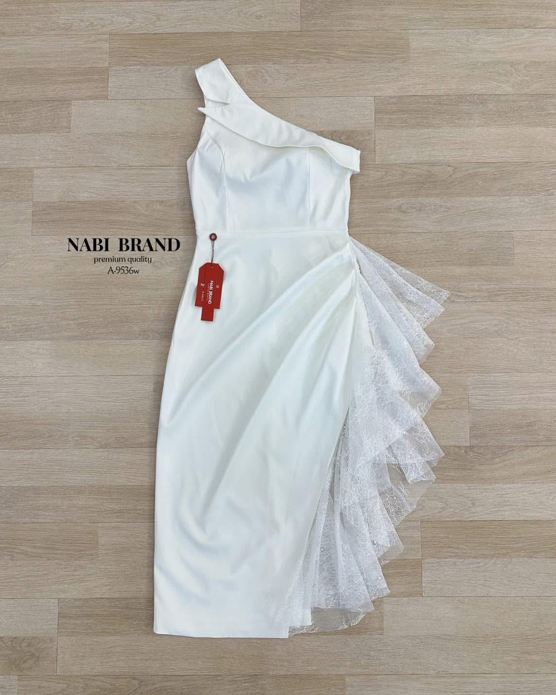 เดรสเข้ารูปทรงเปิดไหล่ แต่งทรงปกคอพาดด้านบน เดรสทรงผ่าข้าง พับจีบด้านข้าง และแต่งเพิ่มด้วยผ้าลูกไม้ ชุดมีฟองน้ำและซับใน ใส่สบาย : สินค้าคุณภาพ (พร้อมส่ง)