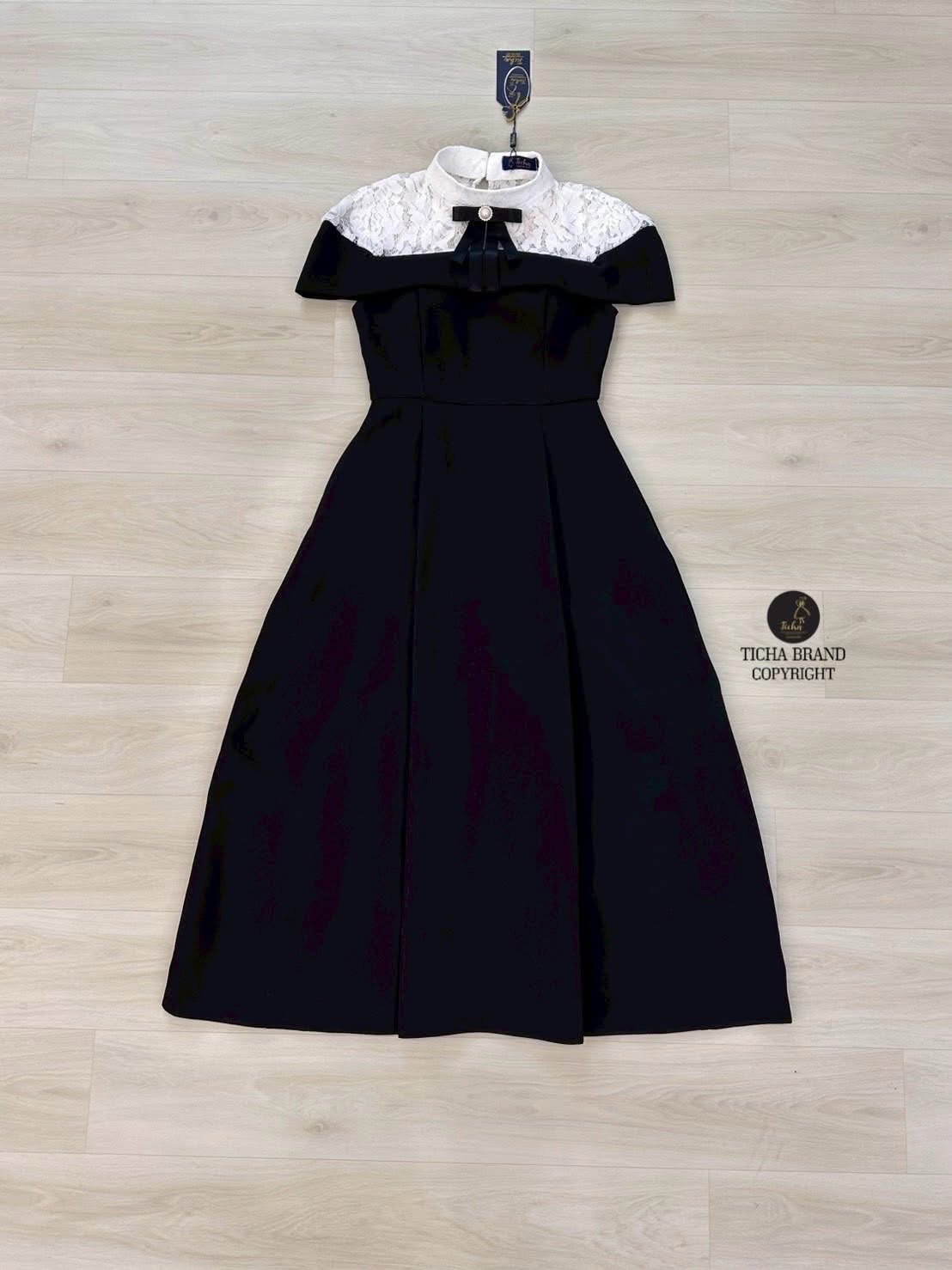 เดรสยาวสีดำคอตั้งแขนกุด ดีเทลช่วงอกแต่งผ้าลูกไม้สีขาวซีทรูคลุมไหล่ ตัวกระโปรงแต่งจับจีบคลายๆ มีกระเป๋าทั้ง 2 ใช้งานได้จริง มีชับใน +เข็มกลัดริบบิ้นโบสีดำติดมุข ใส่สบาย : สินค้าคุณภาพ (พร้อมส่ง)