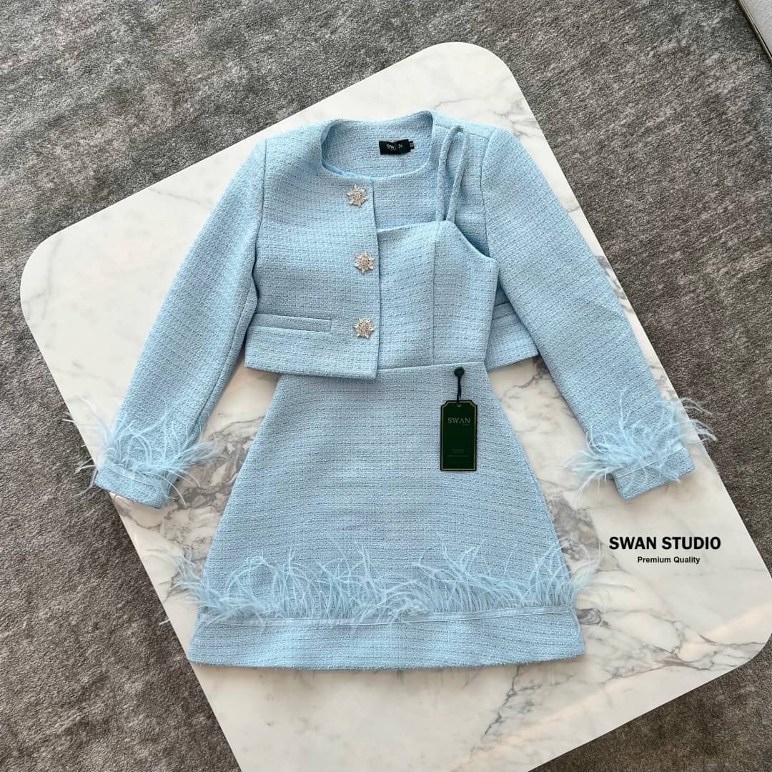 เซทเสื้อคลุมแขนยาวผ้าทวิตสีฟ้า แต่ง กระดุมเพชรดอกไม้ ปลายแขนแต่งขนนก + มินิ เดรสเกาะอก แต่งปลายเดรสด้วยขนนก ใส่สบาย : สินค้าคุณภาพ (พร้อมส่ง)