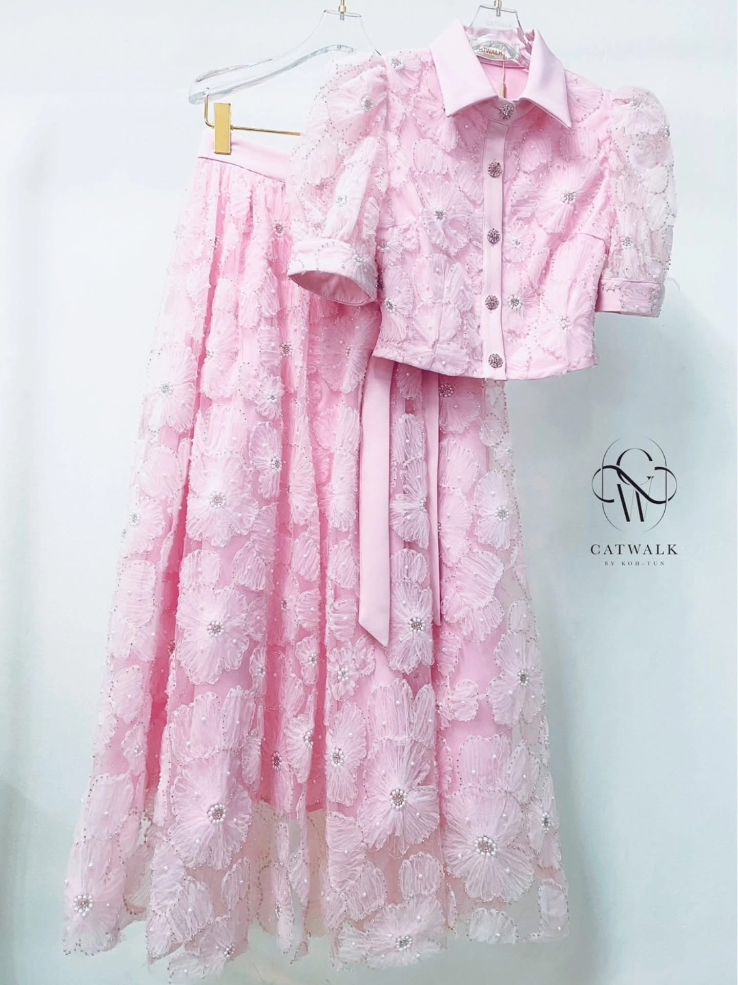 เซตเสื้อปกเชิ้ตแขนตุ๊กตาผ้าปักลาย+กระโปรงยาวทรงย้วย เนื้อผ้าตาข่ายปักมุกทั้งตัว ผ้าสวยมาก ใส่สบาย : สินค้าคุณภาพ (พร้อมส่ง)