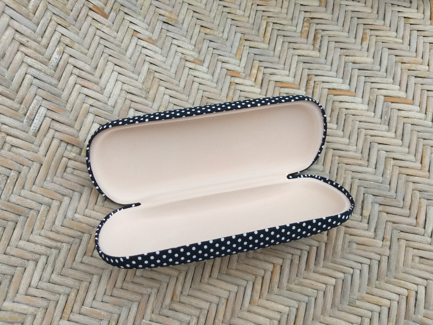 กล่องแว่นผ้าลายจุด น่ารัก มี 2 สี