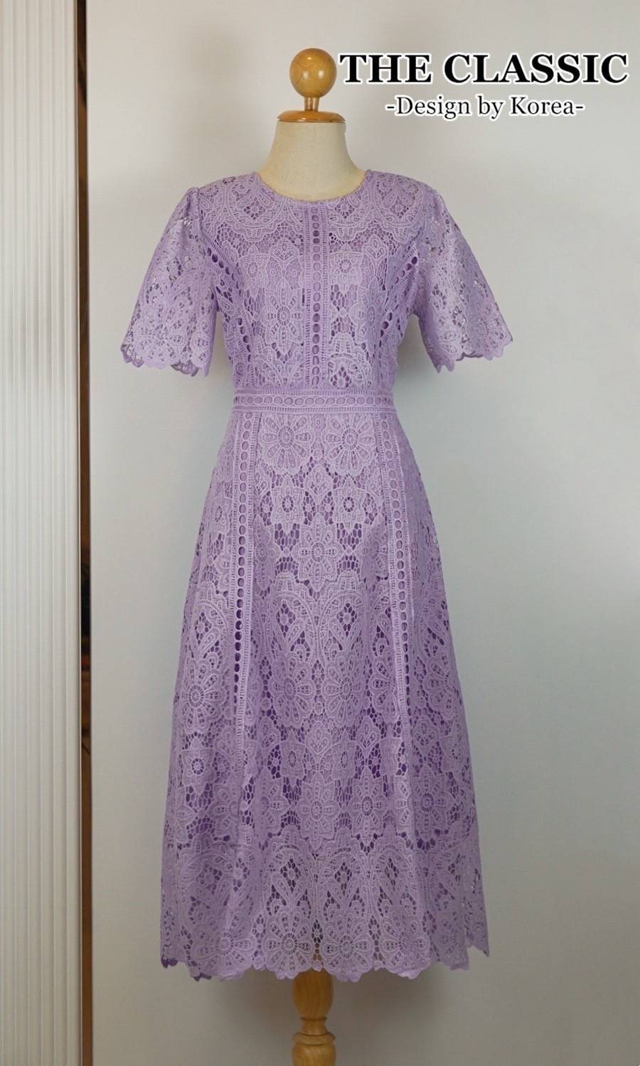 เดรสยาวลูกไม้ คอกลมใช้ผ้าลูกไม้เนื้อหนาอย่างดี ขึ้นลวดลายดอกไม้ ลายชัด ผ้าแน่นสวย ตัดต่อเพิ่มดีเทลแต่งด้วยลูกไม้ทรงกลมหลายจุด ใส่สบาย : สินค้าคุณภาพ (พร้อมส่ง)