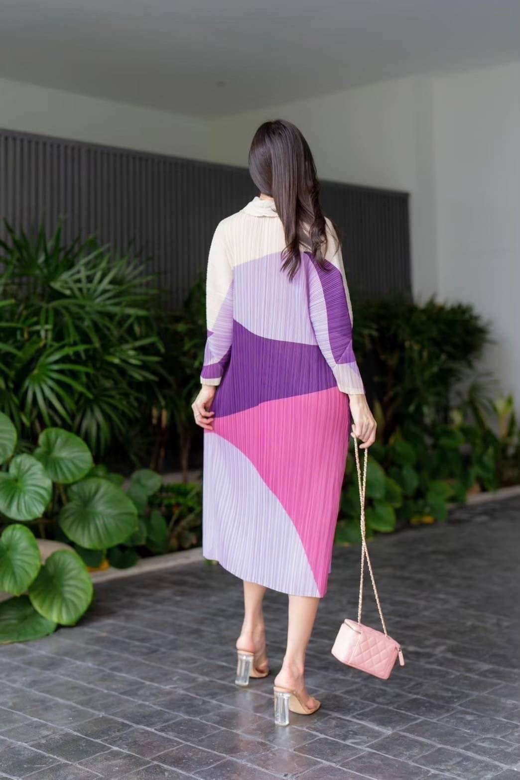 มินิเดรสอัดพลีท คอปกสูทเล็ก กระดุมหน้า เปิด/ปิด ได้ทั้งชุด แขนพองแบบตัดต่อ ให้ดูมีมิติ ยาว 4 ส่วน งานสวย ระดับ Premium : สินค้าคุณภาพ (พร้อมส่ง)