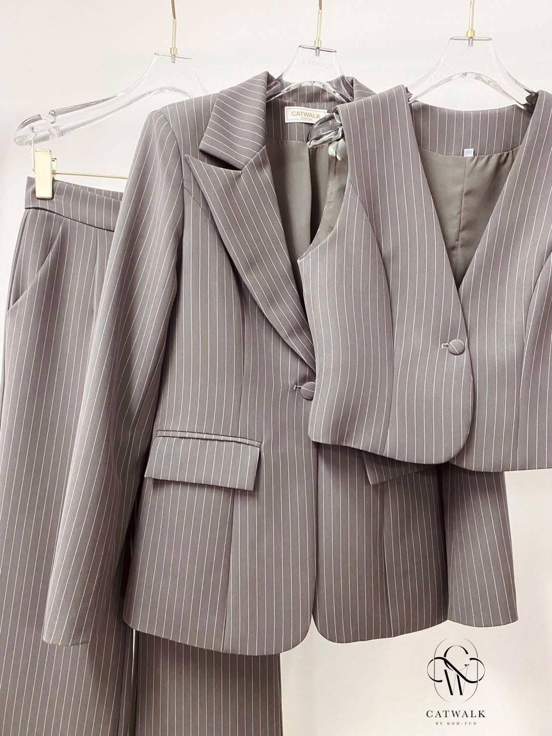 เซตBLAZER 3ชิ้น เสื้อกั๊ก+เสื้อสูท+กางเกงขาบาน เนื้อผ้าทอลายในตัว งานผ้าเกรดเอ เนื้อผ้าหนานุ่มใส่สบาย BLAZER เป็นทรงเข้ารูป ใส่สบาย : สินค้าคุณภาพ (พร้อมส่ง)