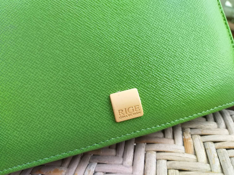 กระเป๋าสตางค์ หนังแท้สีเขียว ช่องเยอะ สวยค่ะ