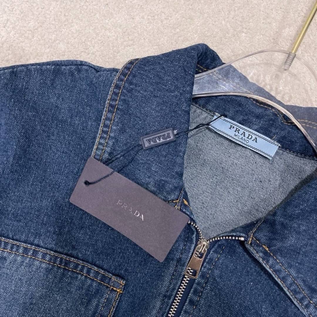 Set Jacket ยีนส์แขนยาวเอวจั๊มแต่งโลโก้แบรนด์ + กระโปรงยีนยาว PRADA : สินค้าคุณภาพ (พร้อมส่ง)