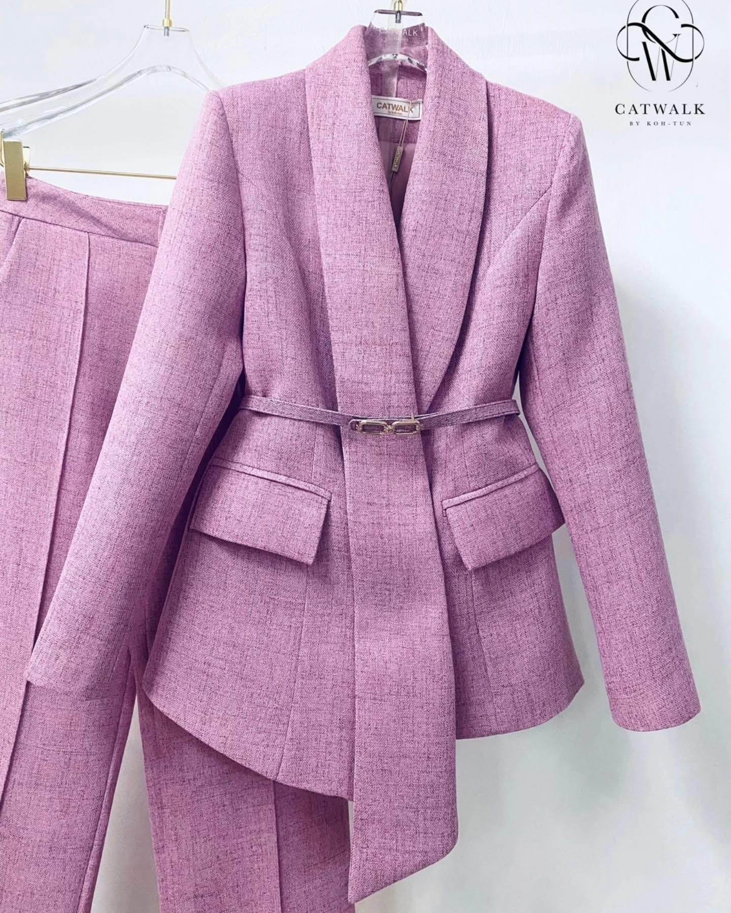 Set BLAZER เกรดพรีเมี่ยม เนื้อผ้าเกรดเอ ผ้าสั่งทอลายในตัว สวย ดูคลาสสิกมาก ตัวBLAZER เป็นทรงเข้ารูป ช่วงปกดีไซน์ออกมาดูเก๋สุดๆ มีเข็มขัดหัวทองคาด+กางเกงทรงขากระบอก ใส่สบาย : สินค้าคุณภาพ(พร้อมส่ง)