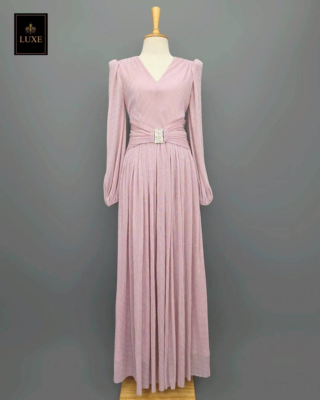 แม็กซี่เดรสเสื้อคอวีแขนยาว กระโปรงจีบรูดรอบตัว ☑️ดีเทลมีผ้าคาดเอว แต่งด้วยหัวเข็มขัดเพชรสีทอง ใส่สบาย : สินค้าคุณภาพ (พร้อมส่ง)