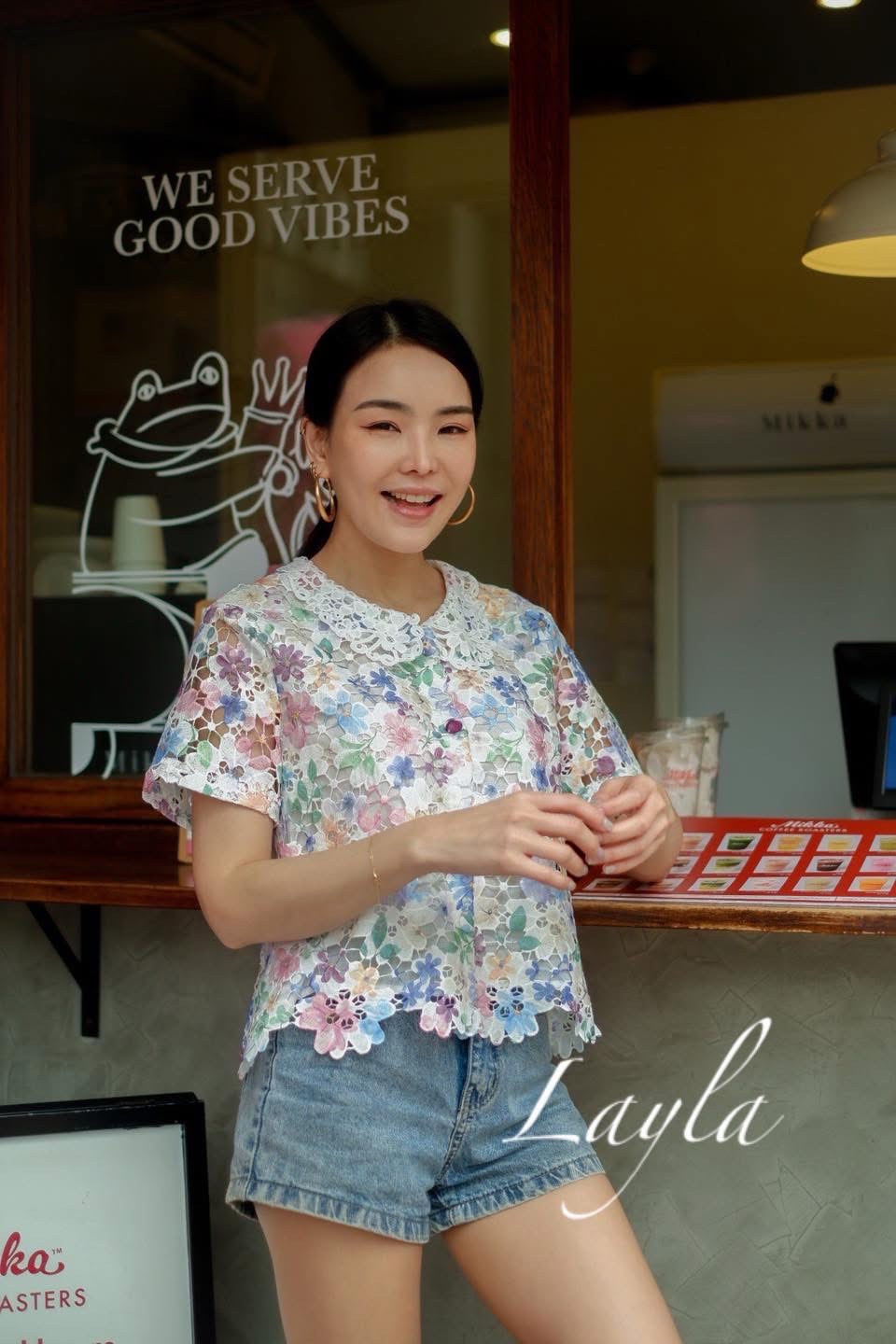 เสื้อเชิ้ตลูกไม้ลายดอกสีหวานๆ คอบัวผ้าลูกไม้สวยๆ งานปั้มกระดุมแบบดีงาม งานมีซับในตัวนะคะ ใส่สบาย : สินค้าคุณภาพ (พร้อมส่ง)