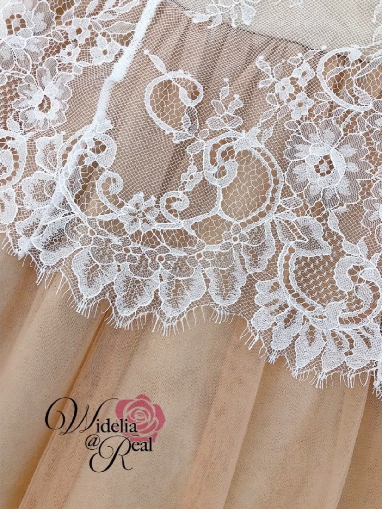 Maxi dress แม็กซี่เดรสตัวยาว แขนยาว คอเย็บเพชร ช่วงบนเนื้อผ้าลูกไม้เนื้อนิ่มใส่สบายผิวมาก ช่วงกระโปรงเป็นผ้ามุ้งเนื้อนุ่มใส่สบายผิวเช่นเดียวกัน ซิปหลัง ใส่สบาย : สินค้าคุณภาพ (พร้อมส่ง)