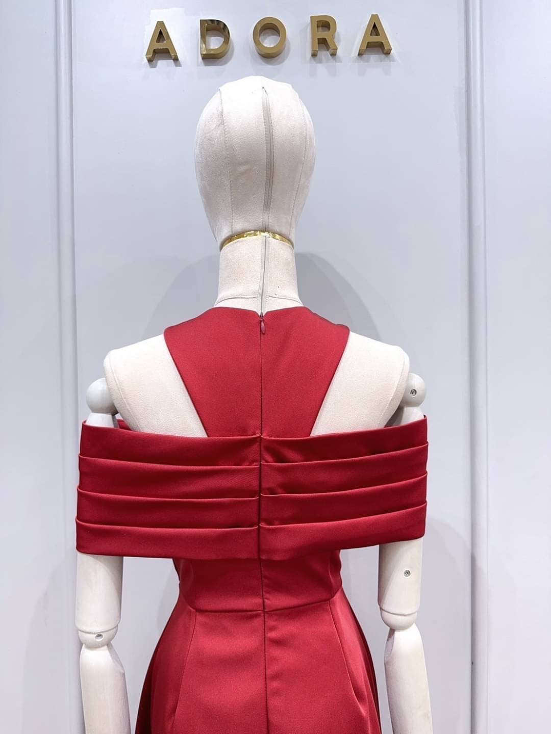 แม๊คซี่เดรสดีไซน์คอวีแบบไขว้แต่งดีเทลจับจีบช่วงอกกระโปรงทรงเอาบานสวิง ตัวเดรสใช่เนื้อผ้าเกรดพรีเมี่ยม มีน้ำหนักทิ้งตัวสวยๆ มีซับใน เป็นงานซิปหลัง ใส่สบาย : สินค้าคุณภาพ (พร้อมส่ง)