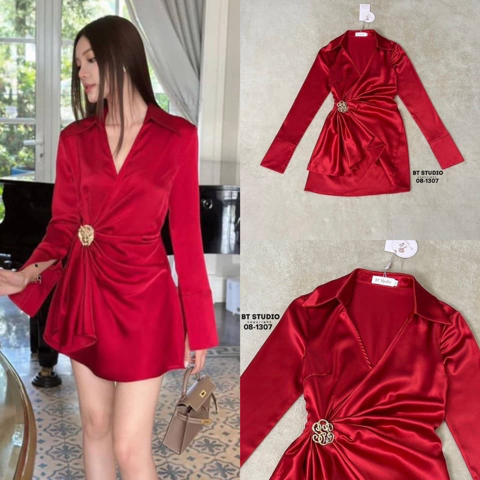 เซท 2 ชิ้น เดรสสั้นสีแดงคอปกคอวี แต่งด้านหน้าป้ายติดเข็มกลัดสีทองด้านข้าง จับจีบเข้ารูปแต่งชายระบายพริ้ว ๆ ใส่สบาย : สินค้าคุณภาพ (พร้อมส่ง)