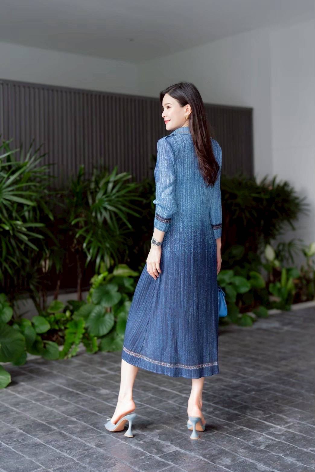 เดรสคลุมเข่า ทรงคอปก แขนสั้น แพทเทิร์นอัดพลีทเข้าเคิร์ฟ ทรงสวย Premium 👍🏻 พิมพ์ลายยีนส์ ทั้งตัว ดีเทลแน่นๆ ใส่สบาย : สินค้าคุณภาพ (พร้อมส่ง)