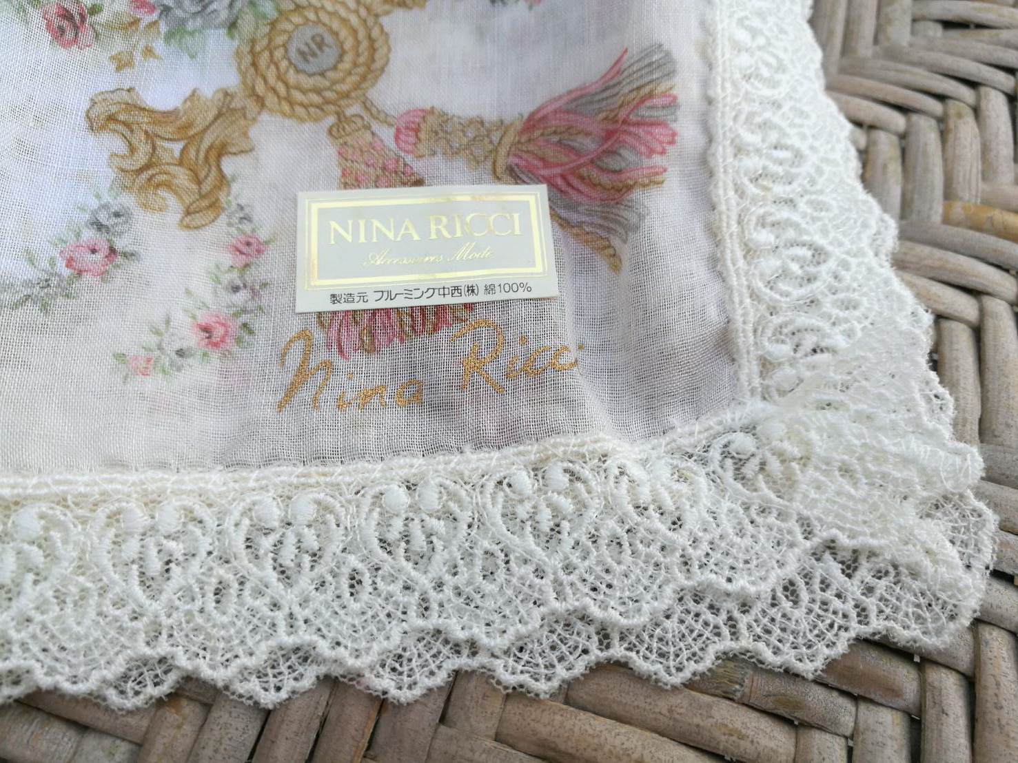 ผ้าเช็ดหน้า NINA RICCI ขอบลูกไม้