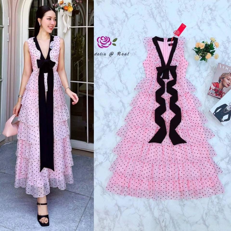 เดรสตัวยาว แขนกุด เนื้อผ้าลายจุด อกเย็บโบว์สีดำ ซิปหลัง ตัวเดรสเย็บระบายเป็นชั้นๆทั้งชุด ใส่สบาย : สินค้าคุณภาพ (พร้อมส่ง)