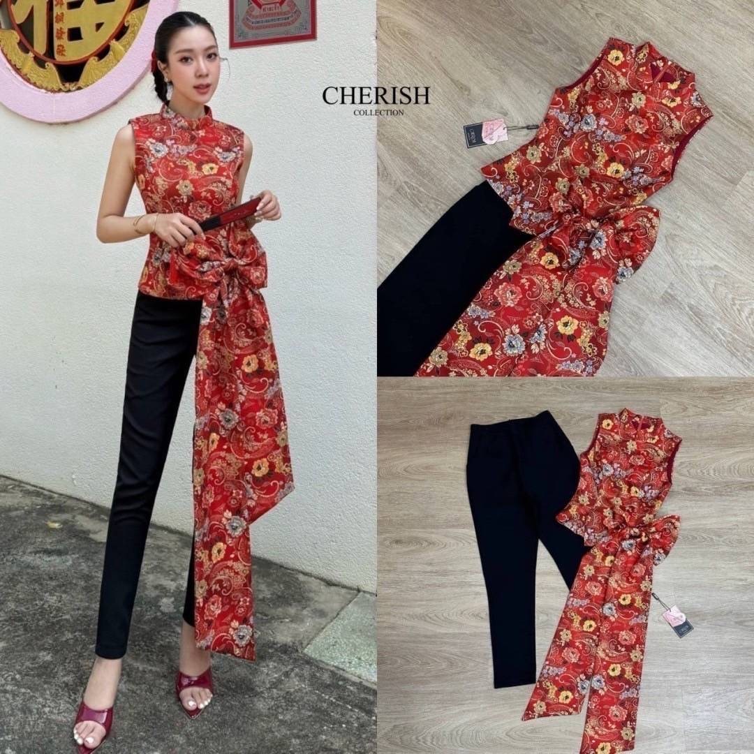 Set กี่เพ้าสไตล์โมเดรินตัวเสื้อคอจีน พิมพ์ลาย แต่งโบว์ใหญ่ทิ้งชายยาว ตัวกางเกงทรง กระบอกเล็กใส่แล้วเข้ารูปเข้าคู่กันสุดๆ ใส่สบาย : สินค้าคุณภาพ (พร้อมส่ง)