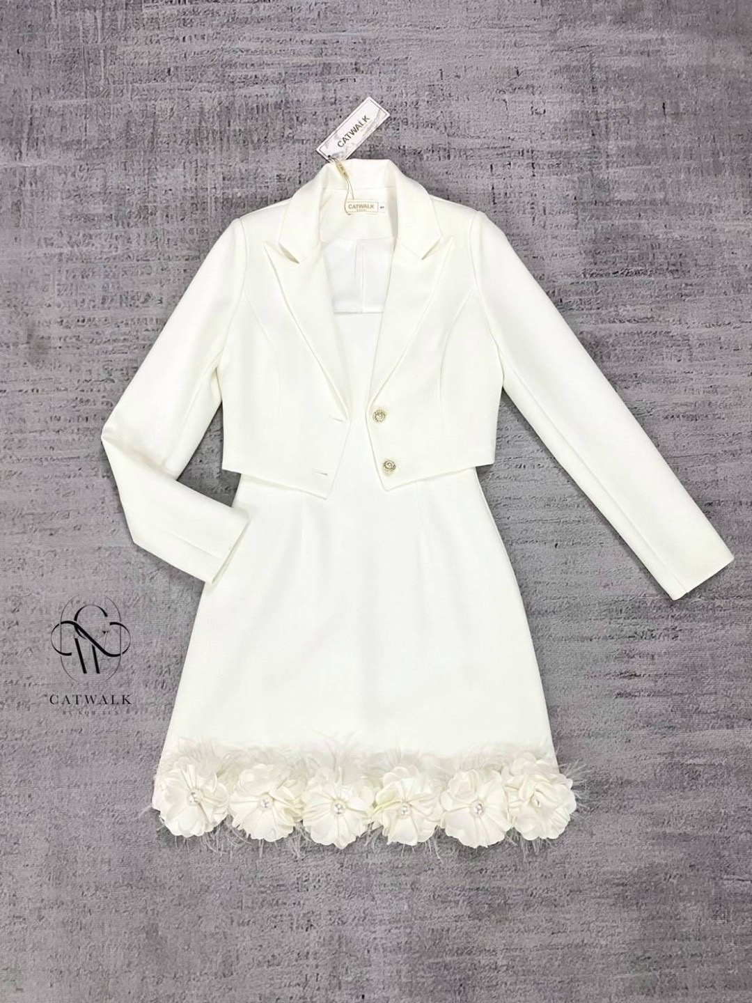 เซตเสื้อครอปสูท+เดรสสายเดี่ยวแต่งดอกไม้แซมด่วยขนนก เนื้อผ้าเกรดเอ ใส่สบาย : สินค้าคุณภาพ (พร้อมส่ง)