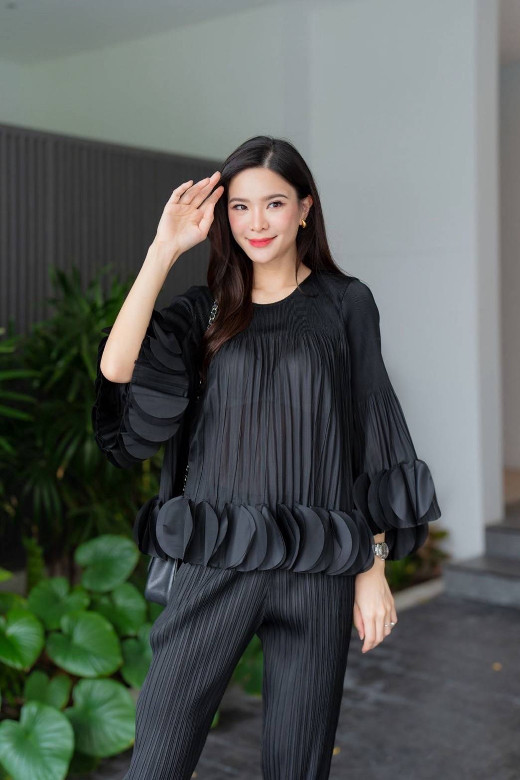 เสื้อคอกลม แขนยาว แบบมีการแต่งระบาย ด้วยการตัด เลเซอร์คัตวงกลมมาซ้อนเรียง ด้วยความประณีต ทำให้ขึ้นพุ่มทรงอย่าง สวยงาม ใส่สบาย : สินค้าคุณภาพ (พร้อมส่ง)