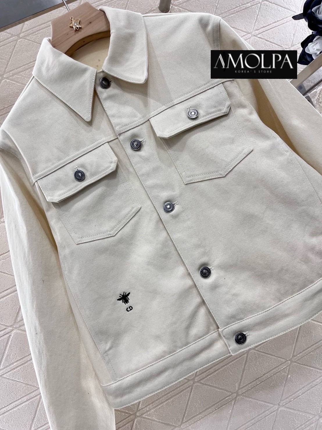 JACKET CD DENIM 1:1 HI-END ตัวเสื้อเป็นเสื้อJACKETยีนส์ ผ้ายีนส์แท้100% มา งานสวยม๊ากกก ใส่แล้ว สวยหรู ดูแพง ใส่สบาย : สินค้าคุณภาพ (พร้อมส่ง)