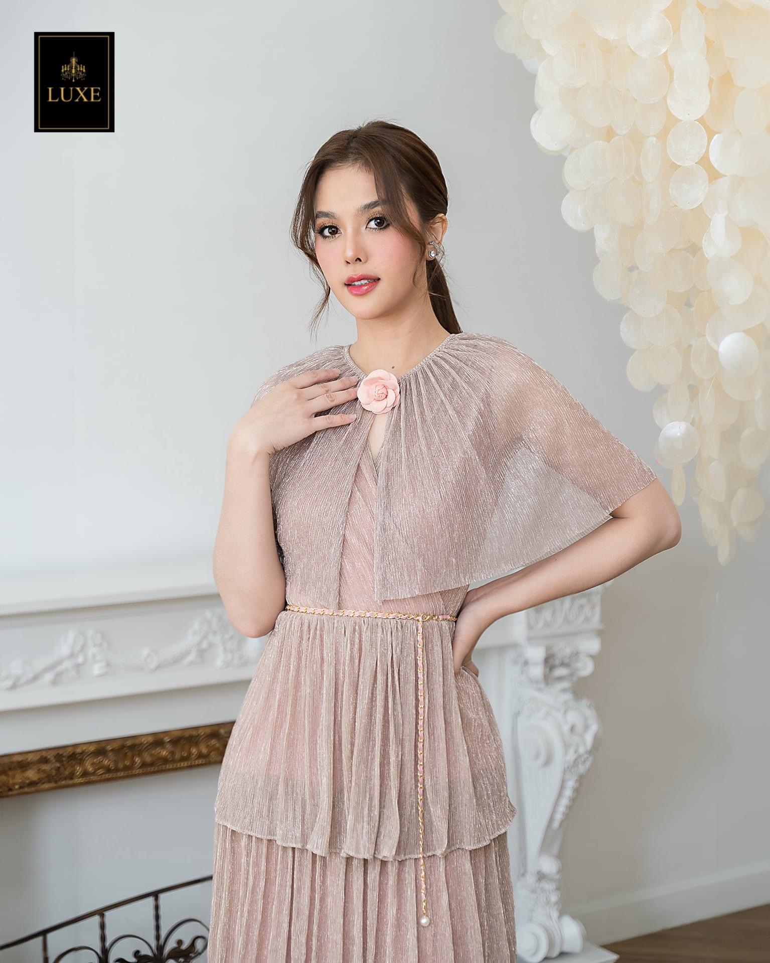 แม็กซี่เดรสคอวีป้ายแขนกุด มาพร้อม เสื้อคลุมติดกระดุมเปิดได้ กระโปรงบานจีบรูด ระบาย4ชั้น มาพร้อมโบว์สำหรับผูกเอว ทำจาก ผ้าราเม่ผสมดิ้นเมทัลลิค เนื้อนุ่มยืดหยุ่น มีซิป ซ่อนและซับในเต็มตัว ใส่สบาย : สินค้าคุณภาพ (พร้อมส่ง)