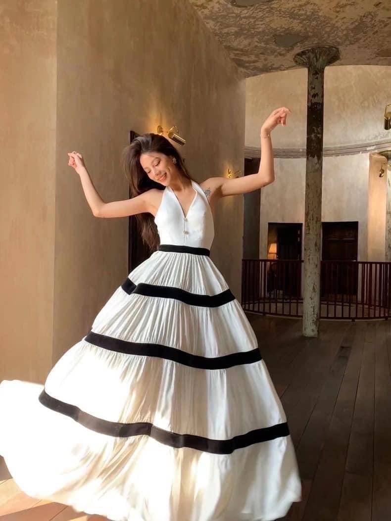 เดรสยาวสีขาว ช่วงอกเนื้อผ้า เรียบมันวาวคอวีแต่งอะไหล่ดอกไม้เพชร ดีไซน์สายคล้องคอมีกระดุมเพชรดอกไม้ ด้านหลังโชว์ครึ่งหลังบน สินค้าคุณภาพ (พร้อมส่ง)