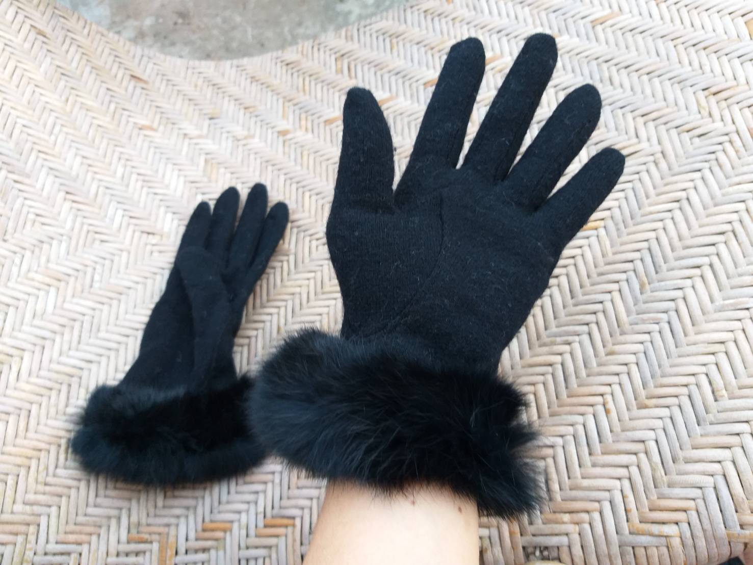 ถุงมือผ้าฟลีซสีดำ แต่งขนกระต่ายแท้
