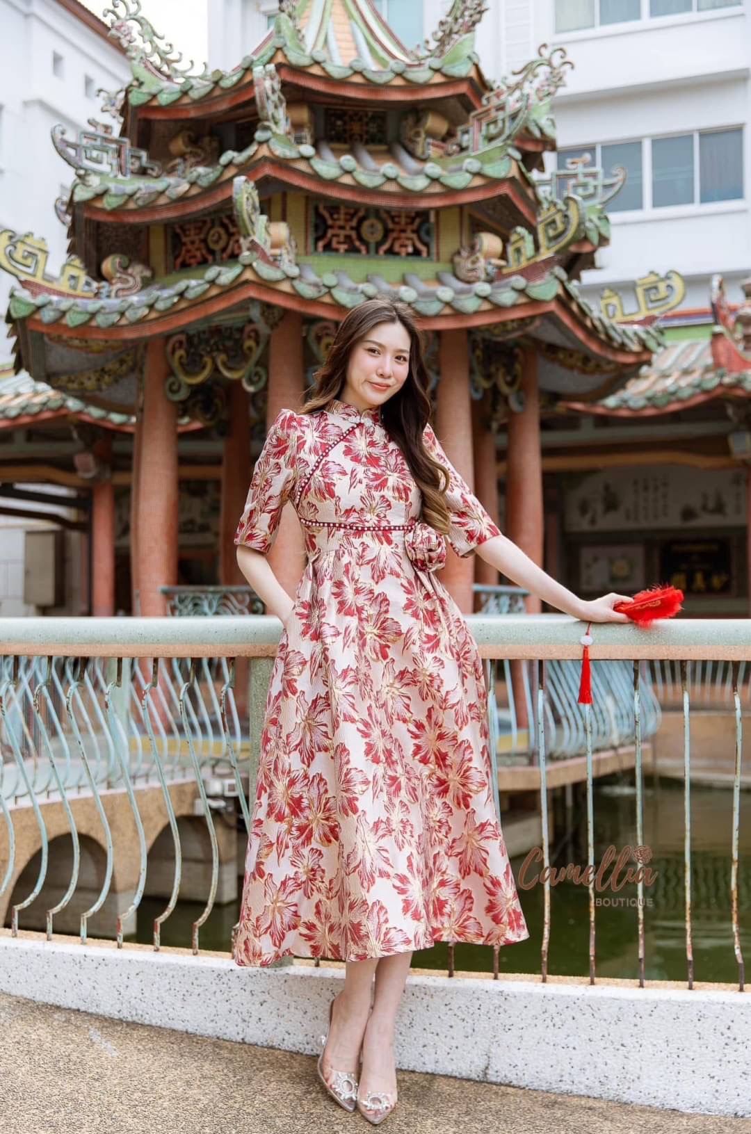 เดรสผ้าทอลายแต่งมุกที่ช่วงอก มีดอกไม้3D ด้านข้าง ชุดนี้คือใช้ผ้าเยอะมาก ใส่สบาย : สินค้าคุณภาพ (พร้อมส่ง)