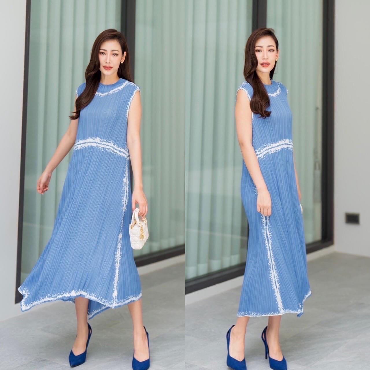 เดรสอัดพลีท งานสวยไฮโซ ทรงคอปีน แขนกุด ชายบาน A Line 😍 เพิ่มความเกร๋กรุบ ด้วยการตัดเฉลียงข้าง สวยพริ้ว ทุกมุมมอง พิมพ์ลายใหม่ ✨✨ เรียบหรู ดูแพง สุดๆ สินค้าคุณภาพ (พร้อมส่ง)