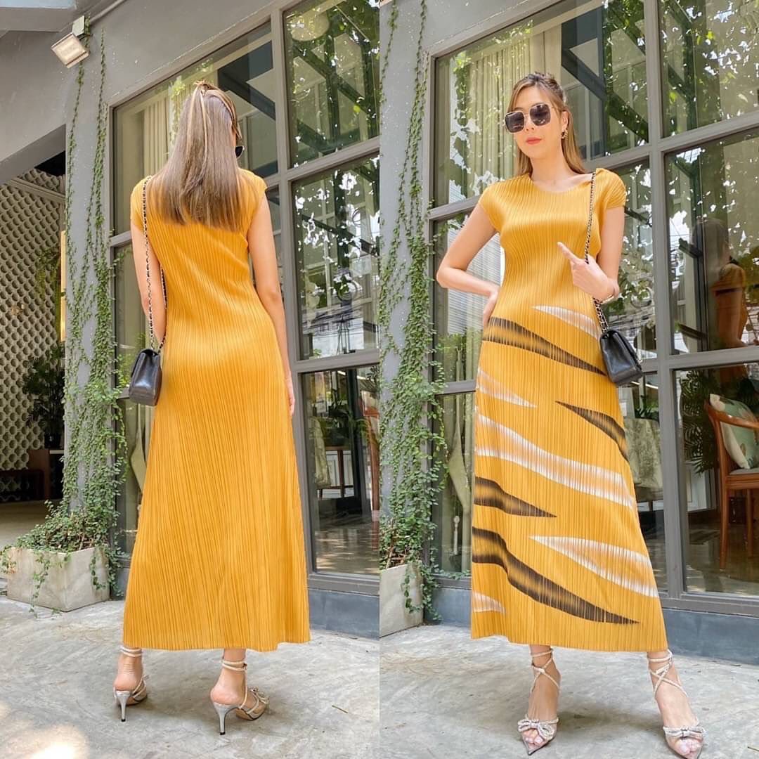 แม็กซี่เดรสตัวยาว แพทเทิร์นอัดพลีท เข้าเคิร์ฟ ทรงสวย Premium 👍🏻 ดีไซด์ เพ้นท์สี เหมือนพื้นทราย บนเกลียวคลื่นสวยๆ 🌊🌊 . สินค้าคุณภาพ (พร้อมส่ง)