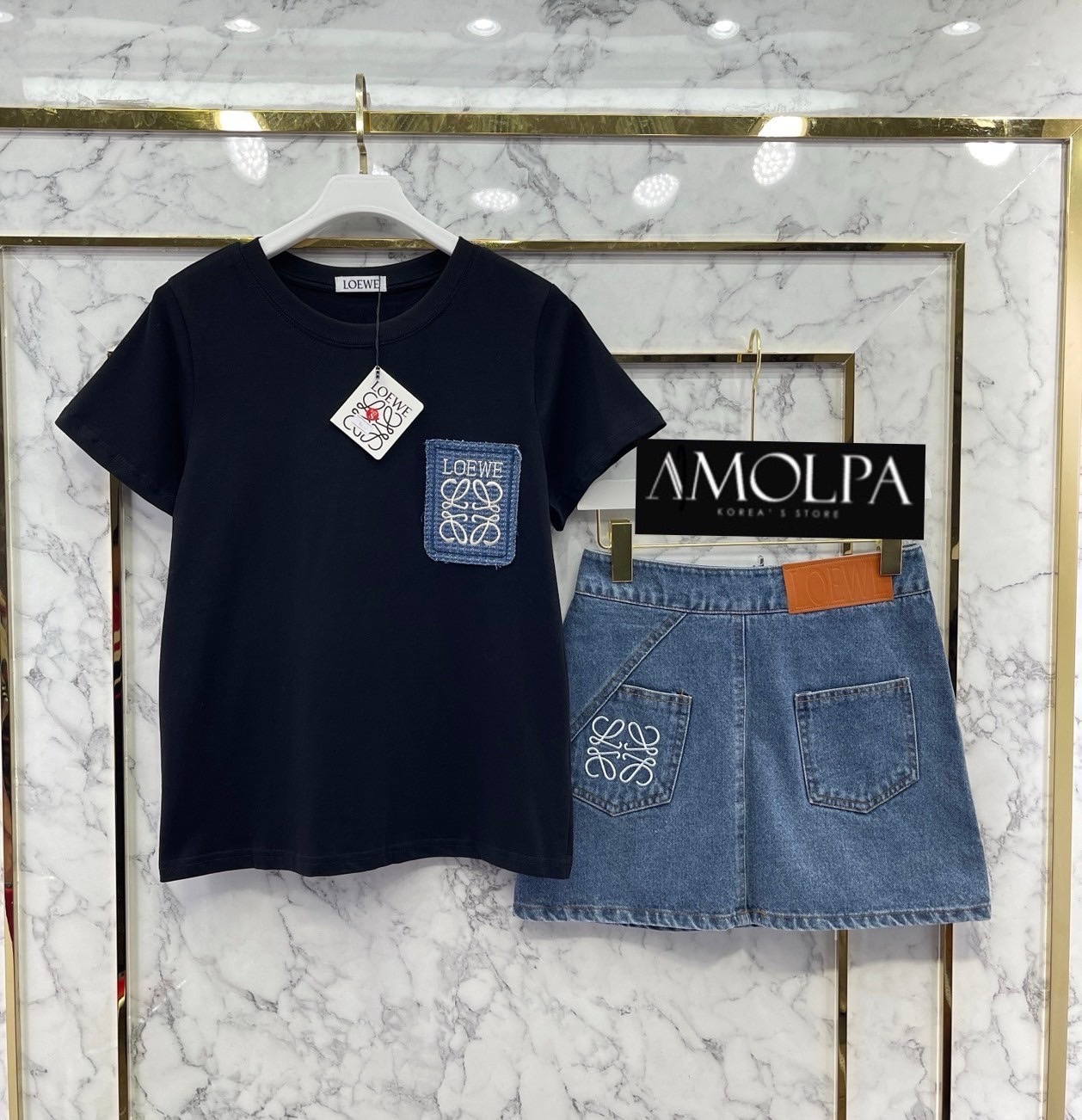 SET LOEWE งานใหม่ 2024SS ตัวเสื้อแขนสั้นแต่งผ้ายีนส์ที่หน้าอก มาพร้อม กระโปรงยีนส์ปักLOGO LOEWE ด้านหลัง ใส่เข้ากันลง ใส่สบาย สินค้าคุณภาพ (พร้อมส่ง)