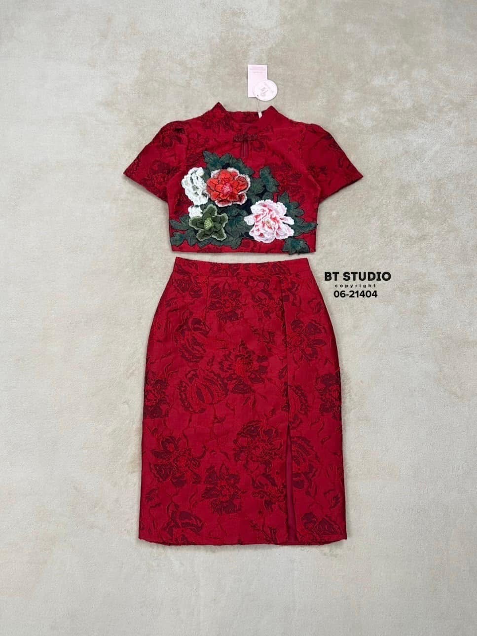 เซท 2 ชิ้น เสื้อแขนสั้นแต่งคอจีน แต่งปักดอกไม้กลางอกสวย ๆ มาพร้อมกระโปรง ยาวประมาณเข่าแต่งผ่าหน้า ใส่สบาย : สินค้าคุณภาพ (พร้อมส่ง)