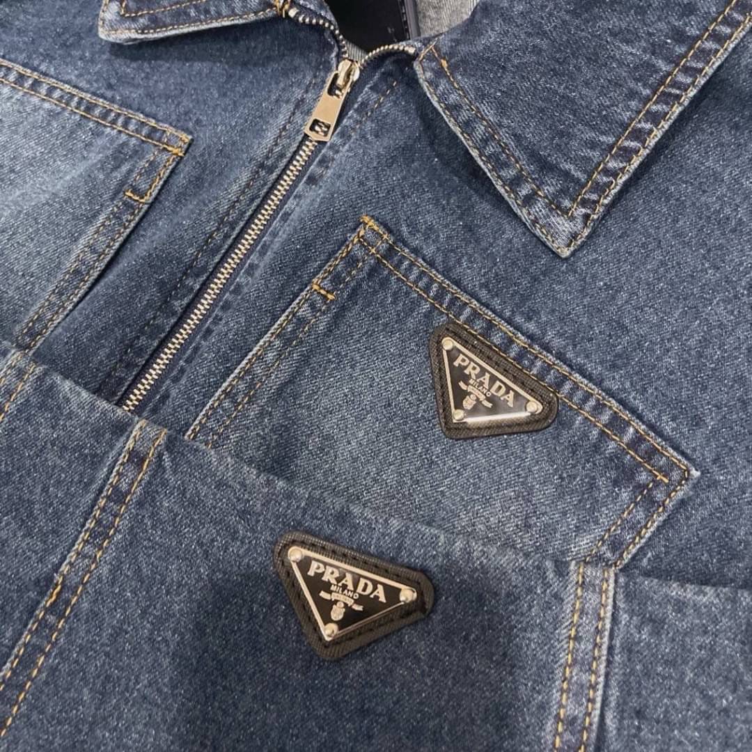 Set Jacket ยีนส์แขนยาวเอวจั๊มแต่งโลโก้แบรนด์ + กระโปรงยีนยาว PRADA : สินค้าคุณภาพ (พร้อมส่ง)
