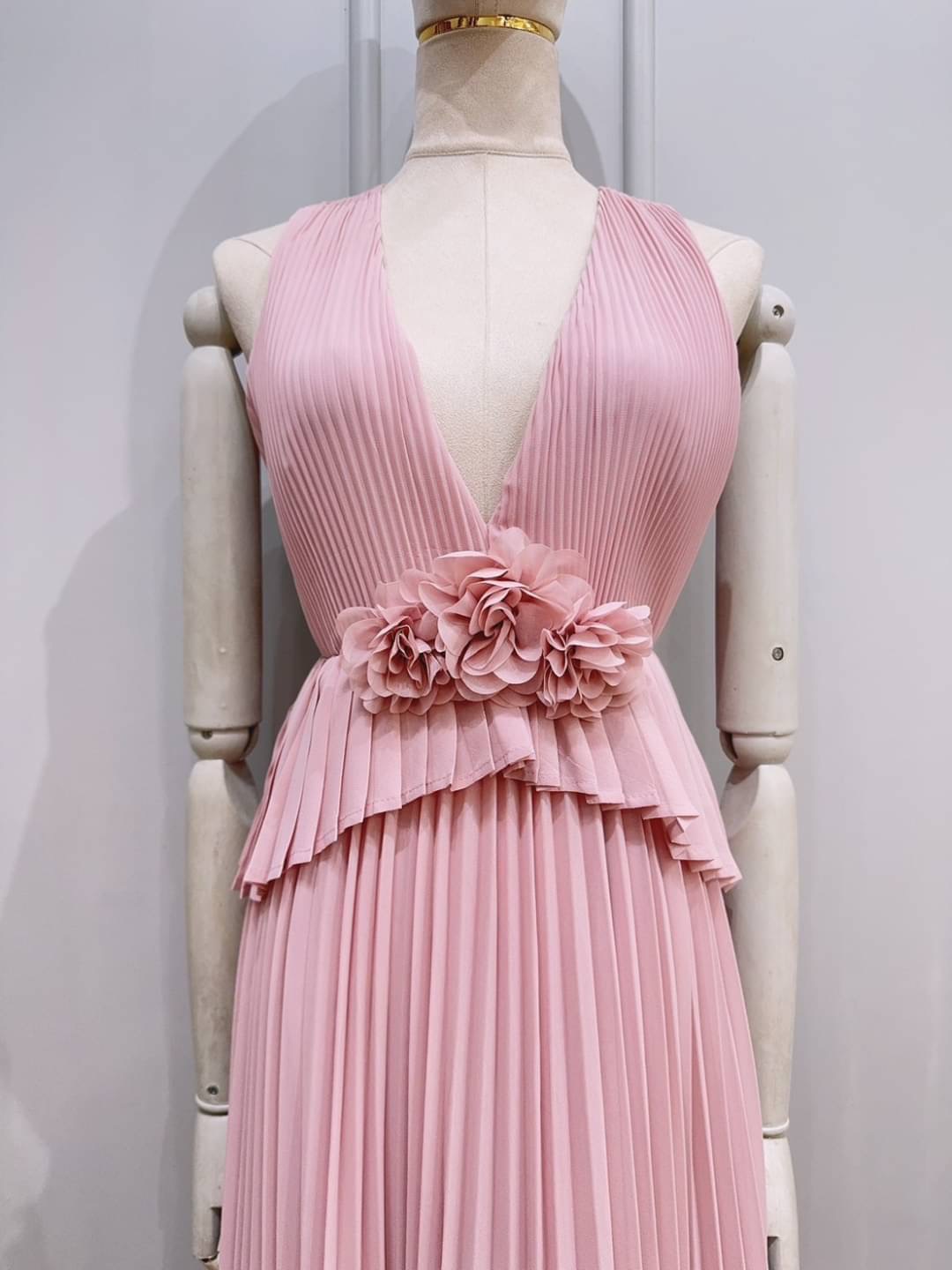 แม๊คซี่เดรสดีไซน์คอวี ตกแต่งอะไหล่ดอกไม้ผ้าด้านหน้า ตัวเดรสใช้เนื้อผ้าชิฟฟอนเกรดพรีเมี่ยมทั้งตัว อัดพลีททั้งตัว ดีไซน์กระโปรงยาว ใส่สบาย : สินค้าคุณภาพ (พร้อมส่ง)