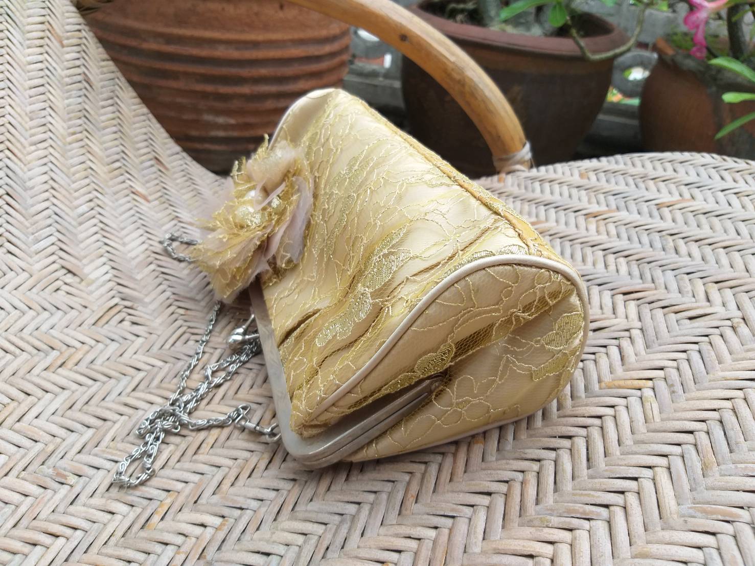 กระเป๋าออกงาน ผ้าสีทองบุผ้าลูกไม้ สวยหรูสุดๆ (ของใหม่)