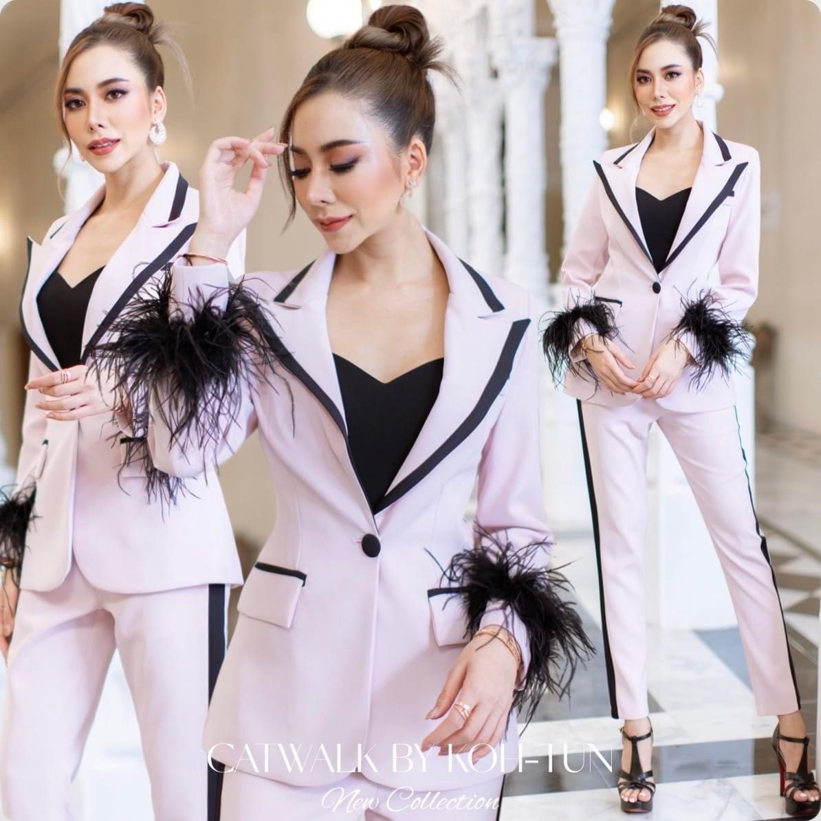 เซตBLAZERทูโทนแต่งขนนกแขน (ถอนได้)เนื้อผ้าเกรดเอ เนื้อนุ่มทิ้งตัว ตัวBLAZERเป็นทรงเข้ารูป แต่งขอบปกและขอบกระเป๋า คู่กับกางเกงเอวสูงขายาว ทรงขากระบอกเล็ก สินค้าคุณภาพ (พร้อมส่ง)