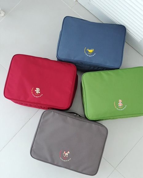 กระเป๋าจัดระเบียบเดินทาง, กระเป๋าจัดระเบียบเสื้อผ้า เสียบที่จับของกระเป๋าเดินทางได้ มีช่องใส่สองชั้นกั้นด้วยช่องตาข่าย ผลิตจากโพลีเอสเตอร์กันน้ำ