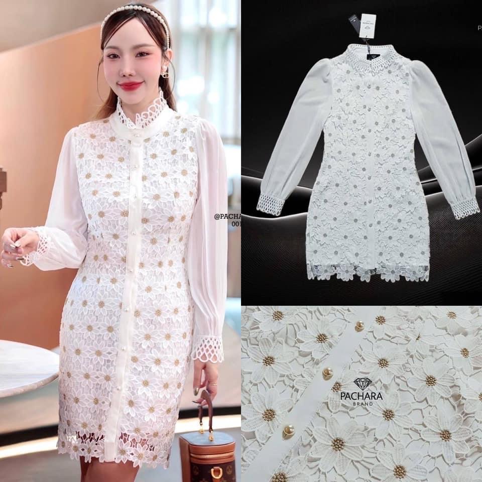 เดรสสั้นคอปกแขนยาวสีขาวทรงเข้ารูป เนื้อผ้าหนาปักดอกไม้เกสรสีทอง งานกระดุมมุก สวยหรูดูแพงมาก ใส่สบาย สินค้าคุณภาพ (พร้อมส่ง)